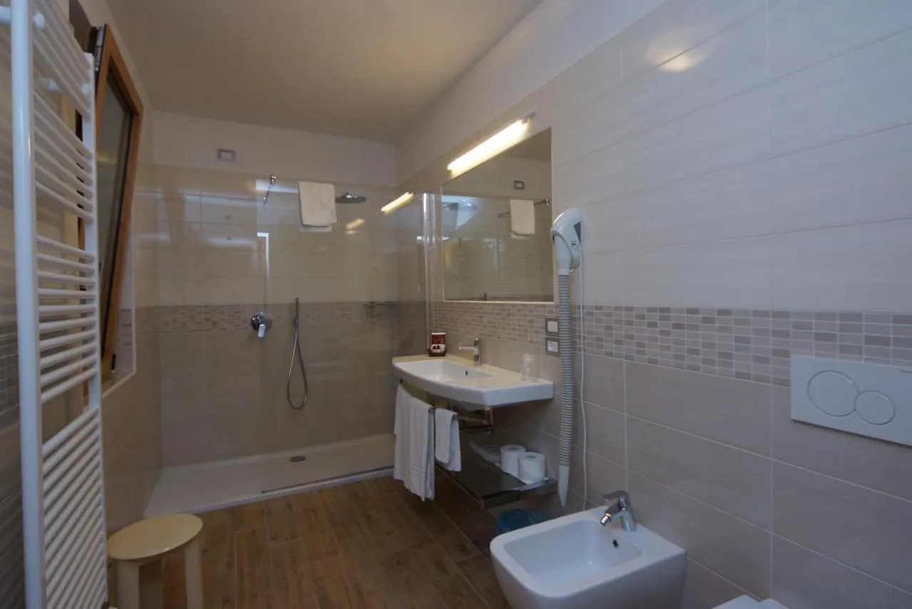 Hotel Alpi Мальчезине