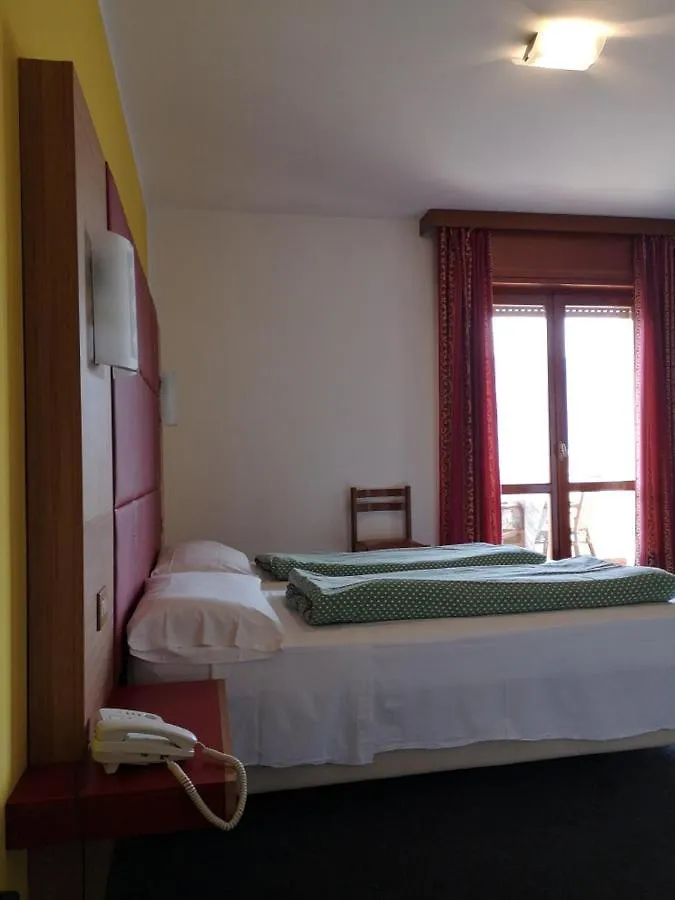 Hotel Alpi Мальчезине