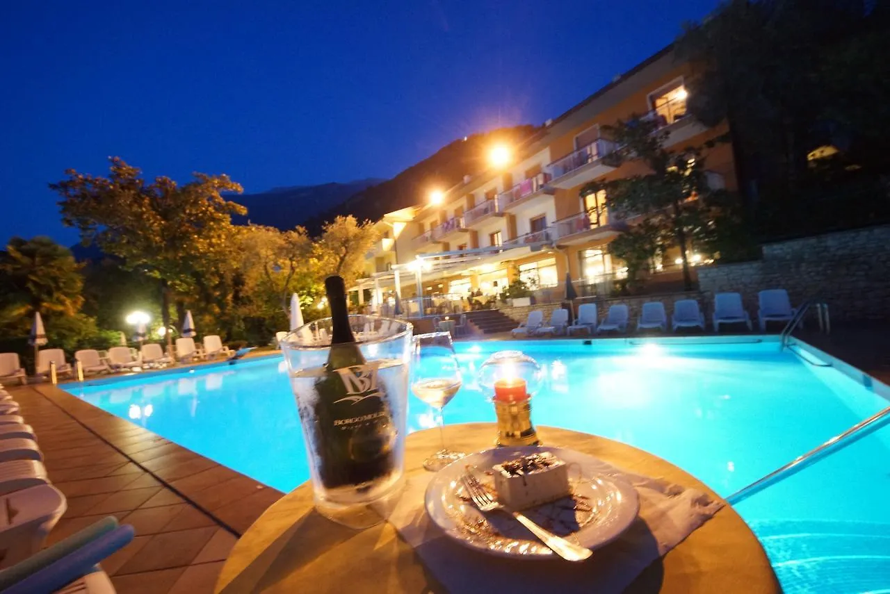 Hotel Alpi Мальчезине