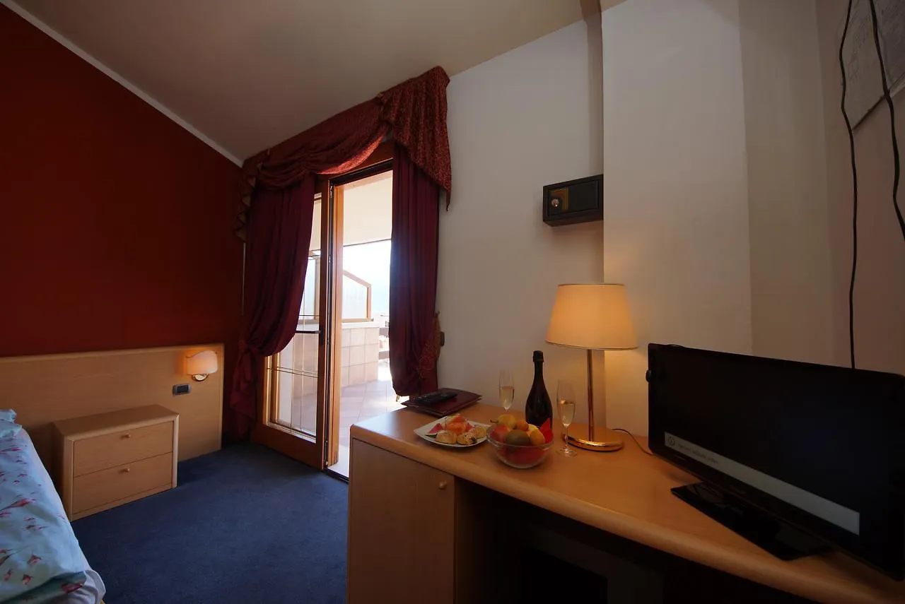Hotel Alpi Мальчезине 3*,