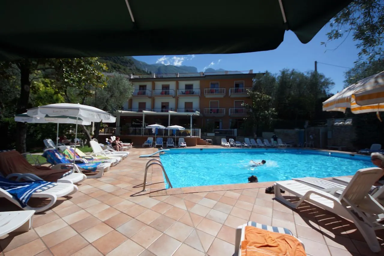 Hotel Alpi Мальчезине