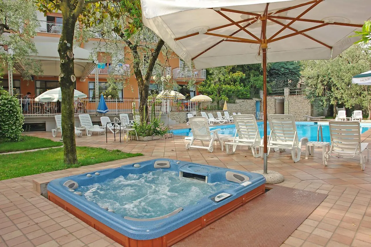 Hotel Alpi Мальчезине