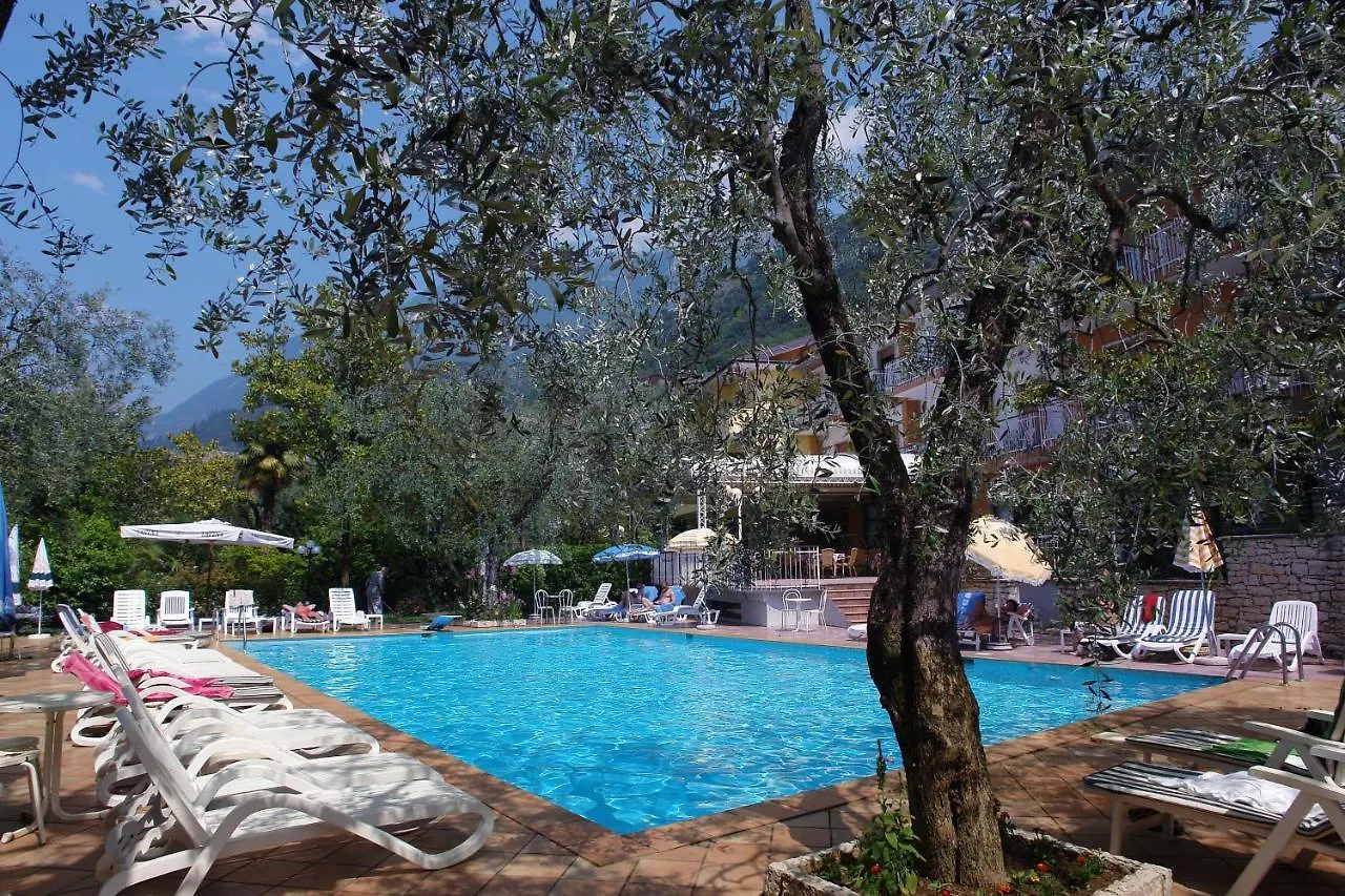 Hotel Alpi Мальчезине