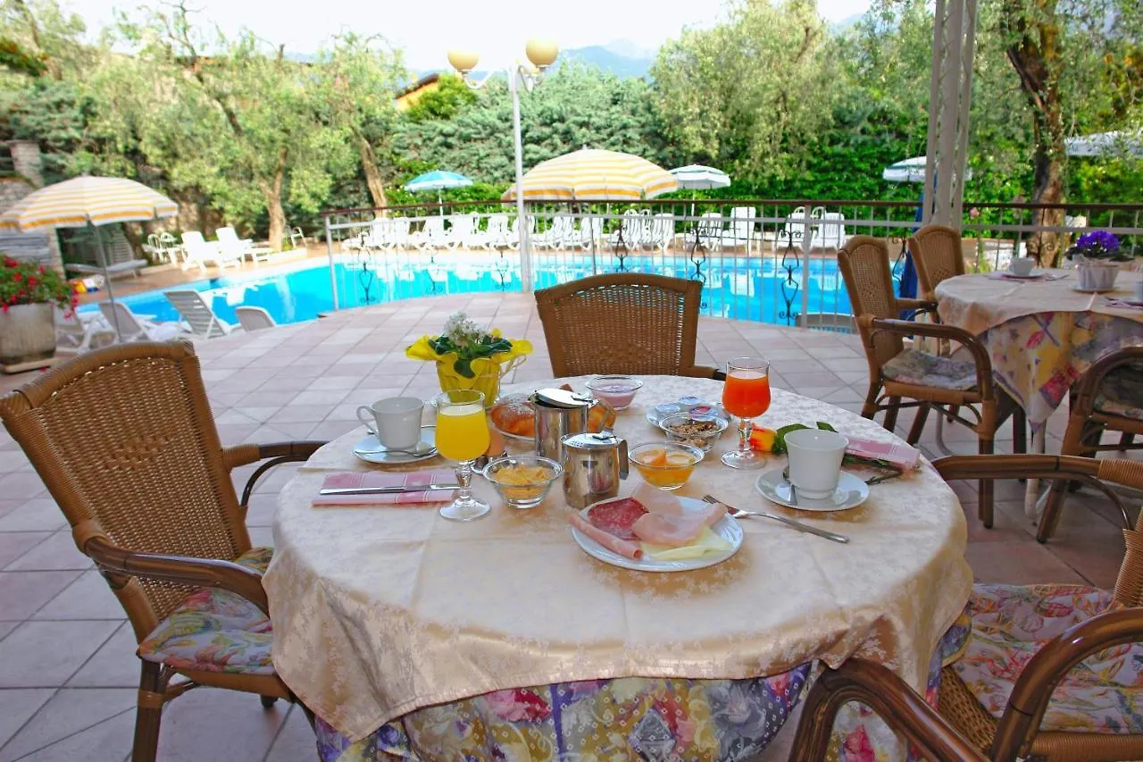 Hotel Alpi Мальчезине 3*,