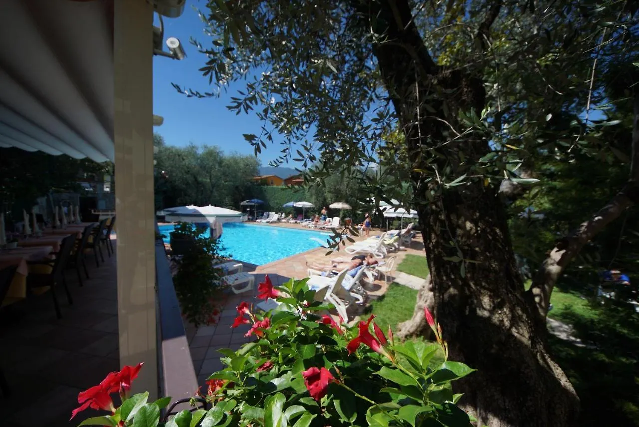 Hotel Alpi Мальчезине