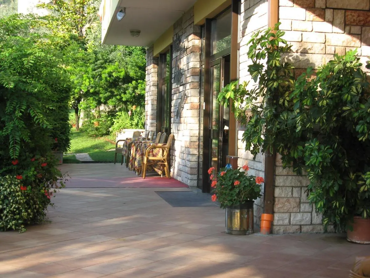 Hotel Alpi Мальчезине