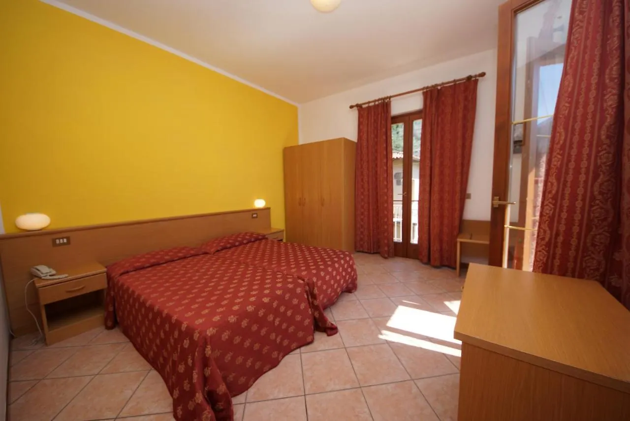Hotel Alpi Мальчезине Италия