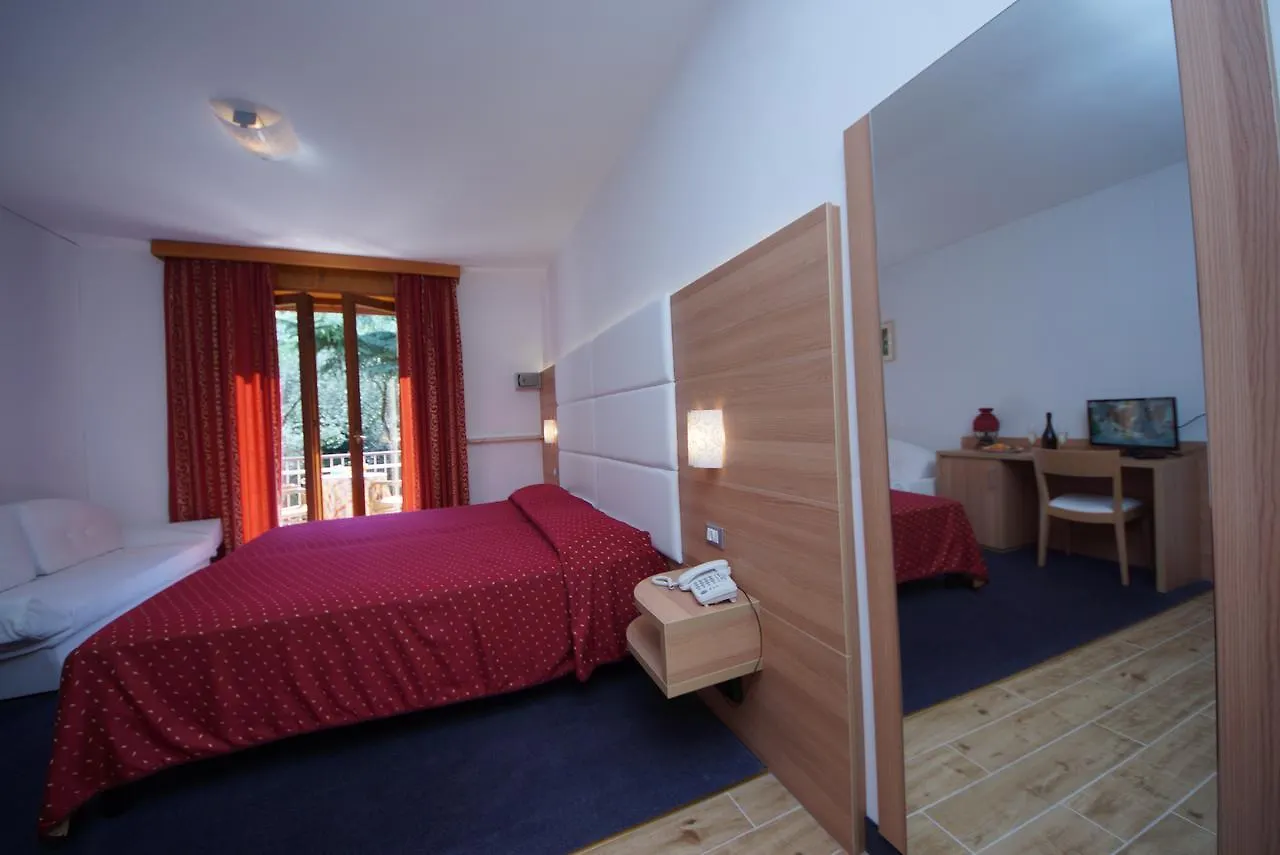 Hotel Alpi Мальчезине
